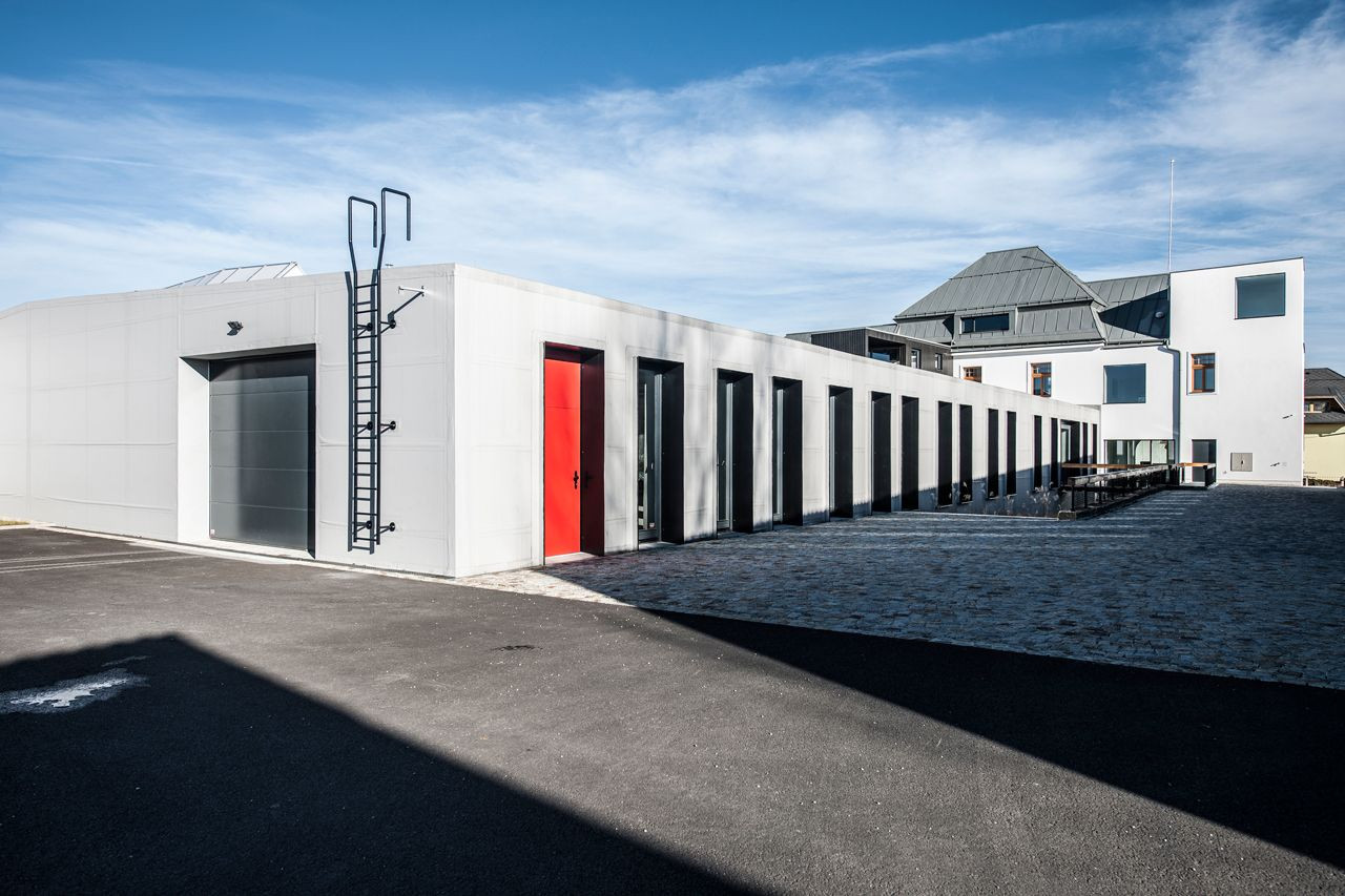 Mjölk architekti, Palmovka Jihlava / Rekonstrukce části průmyslového areálu Jihlavan, betonová hala s novou fasádou z izolačních panelů potažených PVC – foto