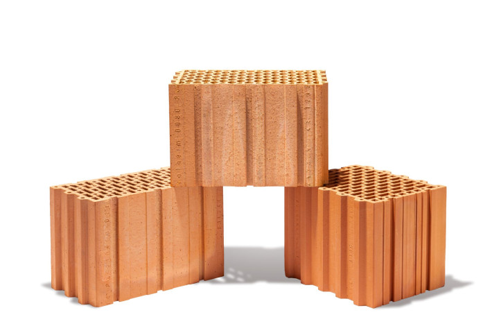 Robotické cihly Porotherm RR se speciálními drážkami pro snadnější manipulaci