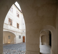 Pohled do dvora (Rekonstrukce Malého Buquoyského Paláce v Praze, Tereza Scheibová)