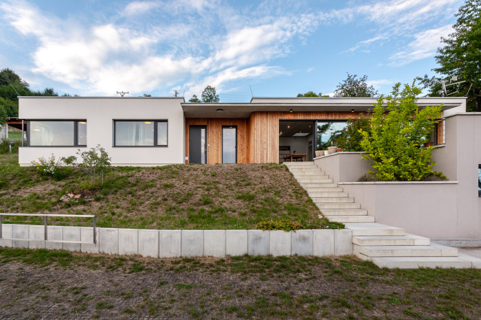 Ateliér LIPROJEKT s.r.o. zrealizoval rodinný dům obklopený zelení a výhledem do údolí.