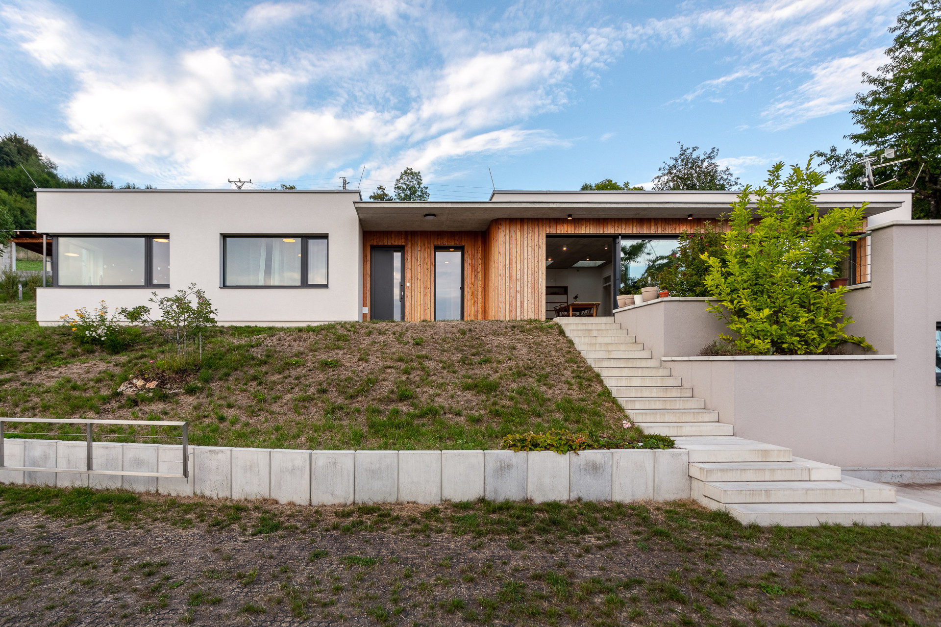 Ateliér LIPROJEKT s.r.o. zrealizoval rodinný dům obklopený zelení a výhledem do údolí.