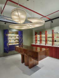 Showroom kosmetiky v Karlíně, P E T R I K + K O T R C & Nora Sopková: Výrazný prvek obchodu tvoří ručně šité papírové lustry