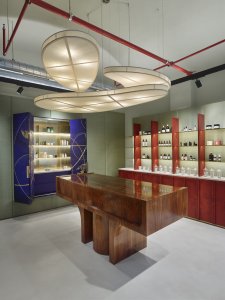 Showroom kosmetiky v Karlíně, P E T R I K + K O T R C & Nora Sopková: Výrazný prvek obchodu tvoří ručně šité papírové lustry