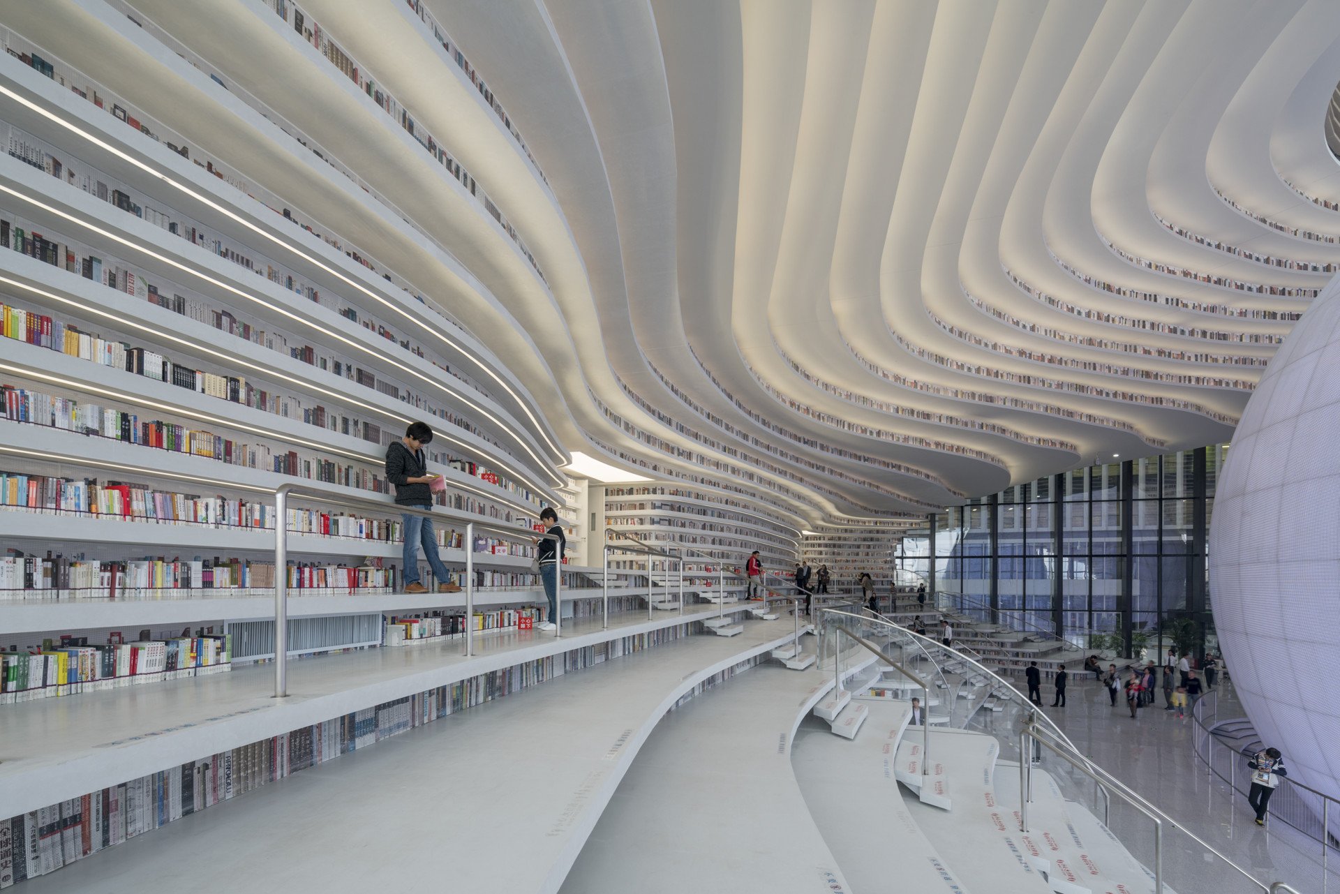 Tou dobou už začala expanze MVRDV do světa. Navrhli pro padesátku zemí kolem čtyř stovek projektů. V Číně je jich dokončených víc než deset. Nejznámější je knihovna v Tchienťinu (2017) v takzvané umělecké čtvrti, kde se nachází pět budov od světových studií. Uvnitř budovy je obrovská svítící koule, kolem organicky tvarované regály na knihy. Úroveň provedení však odpovídá podmínkám čínského stavebnictví a podle návštěvníků na fotografiích vypadá lépe než v realitě.