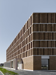 Městský Archiv Delft, Office Winhov, Gottlieb Paludan Architects: Čítárny a kavárna v parteru poskytují návštěvníkům příjemné místo ke studiu archivních materiálů