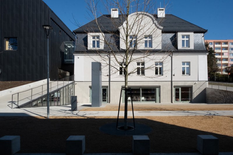 Nad kulturním Stolínovým domem stojí poměrně nová a oceňovaná knihovna od studia atakarchitekti.