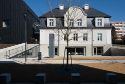 Nad kulturním Stolínovým domem stojí poměrně nová a oceňovaná knihovna od studia atakarchitekti.