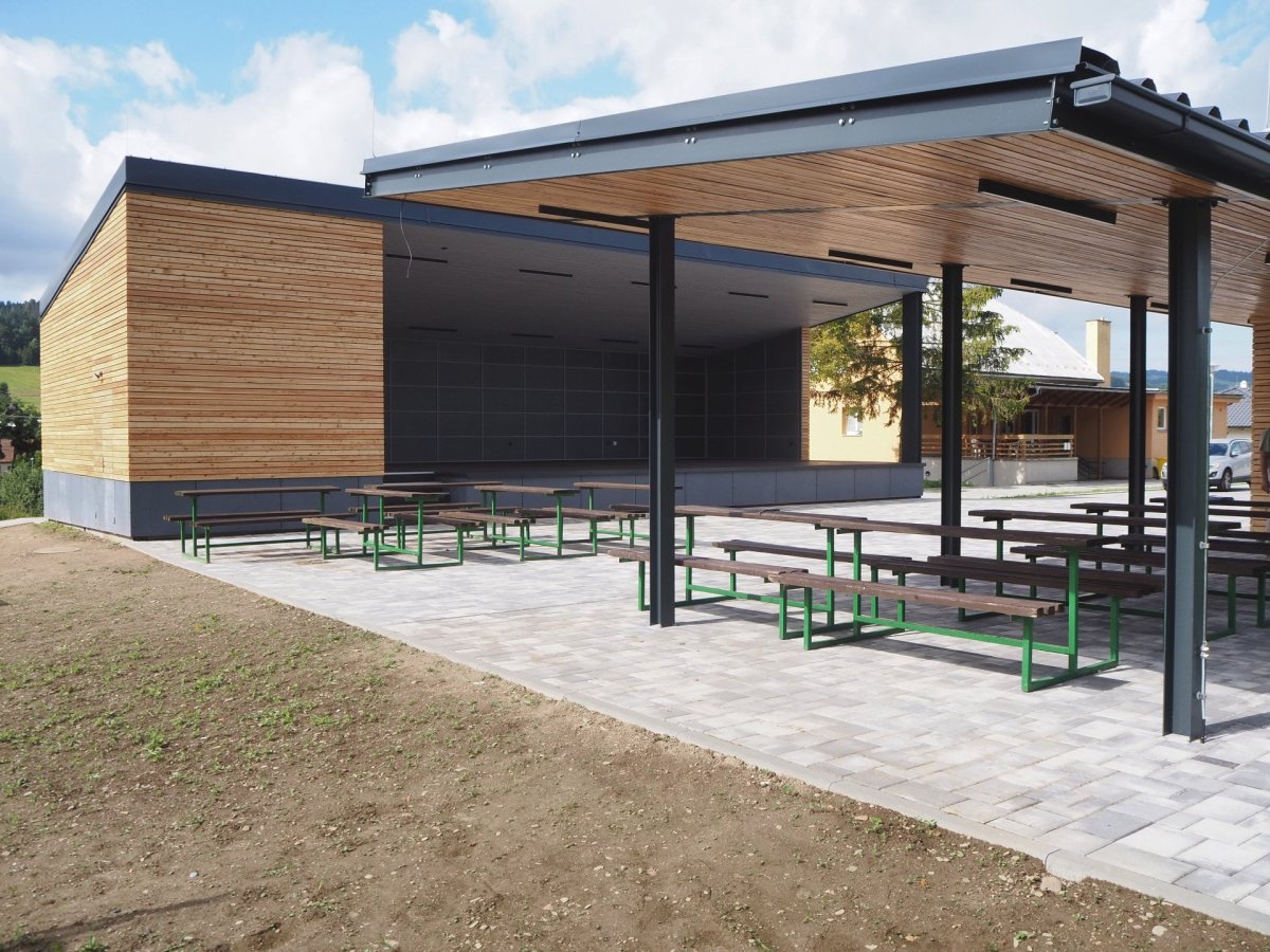 Architekti ze studia Liprojekt doplnili sportovní areál v obci Vidče o bufet s posezením a kryté pódium