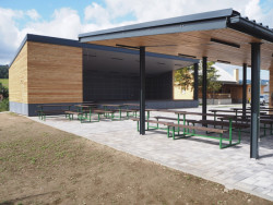 Architekti ze studia Liprojekt doplnili sportovní areál v obci Vidče o bufet s posezením a kryté pódium