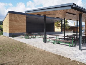 Architekti ze studia Liprojekt doplnili sportovní areál v obci Vidče o bufet s posezením a kryté pódium
