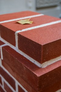 Cihelné zídky postavené z tradičních cihel z Cihelny Kadaň vytváří reprezentativní vstupní prostor, ladící s architekturou domu.