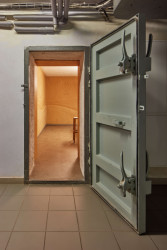 Až se na Petřiny za pohybem vydáte, vstoupíte do studia původními těžkými ocelovými dveřmi. (Quis Yoga Studio v Praze-Petřinách, MENU architekti)