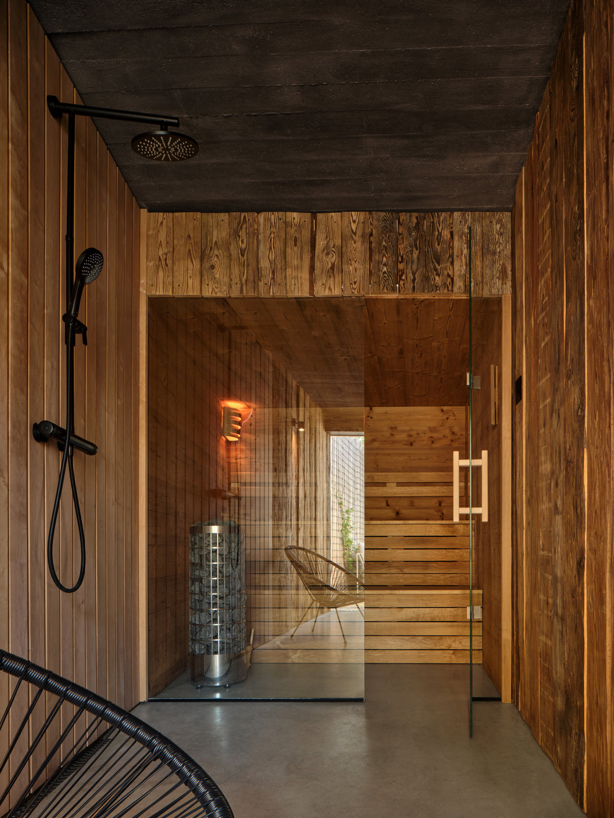 Na jídelnu navazuje sauna s malou odpočívárnou a výhledem do dvora. (Bukovanský domeček; SENAA architekti)