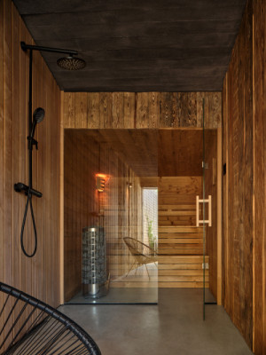 Na jídelnu navazuje sauna s malou odpočívárnou a výhledem do dvora. (Bukovanský domeček; SENAA architekti)