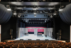 Vítězná stavba EU Mies Awards 2026 v kategorii Emerging: dočasná scéna Slovinského národního divadla; Vidic Grohar Arhitekti