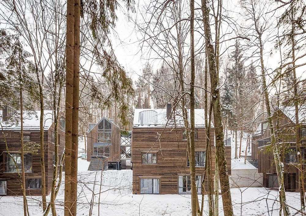 Paleko Arch Studija, PLAZMA Architecture Studio, dřevěné domky Rasu u Vilniusu,pohled zpoza potoka, foto