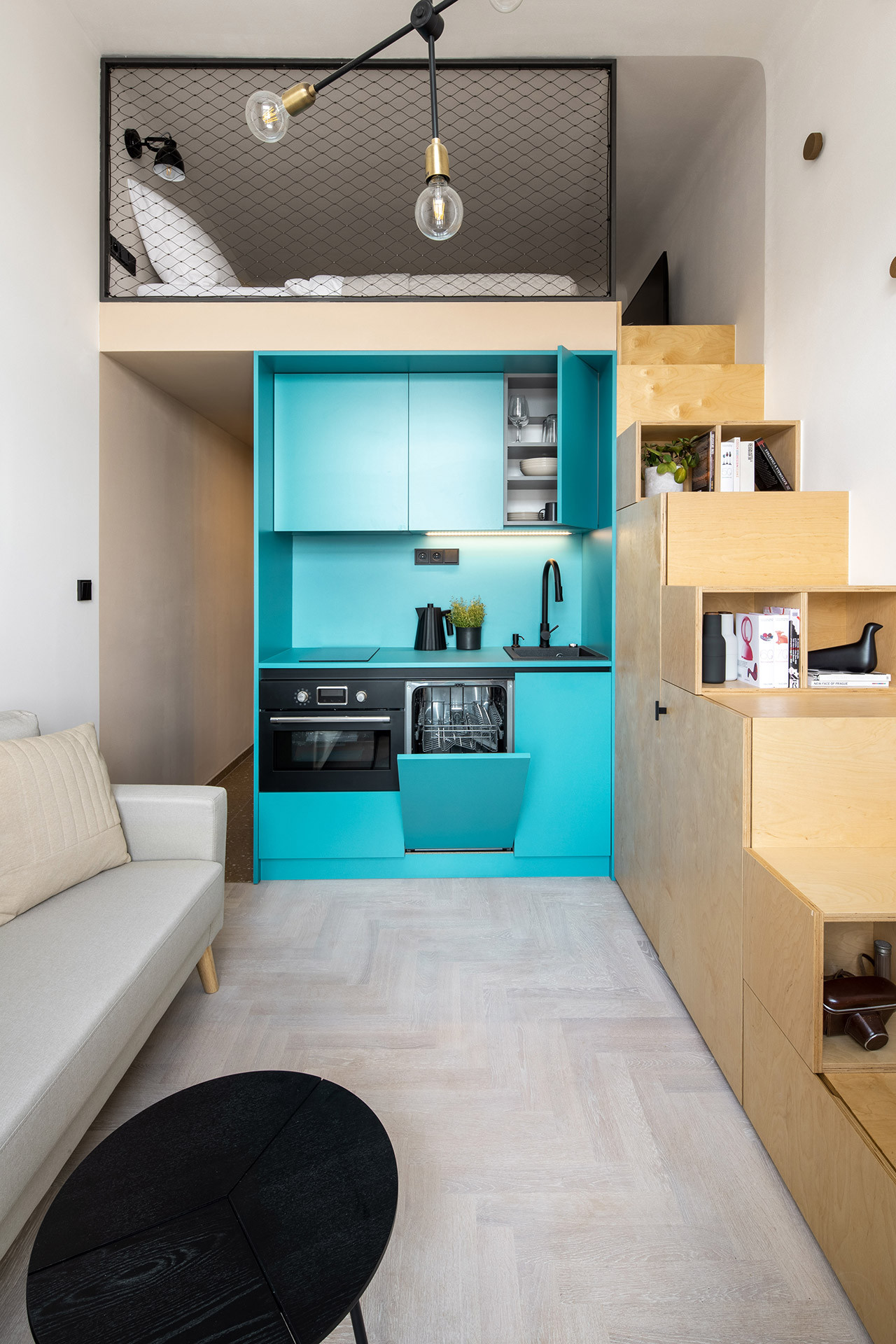 Garsonka "U Výstaviště" v Praze-Holešovicích, DesignPro: Dominantní barvou interiéru je modrá, použita byla pro kuchyň a šatní skříně