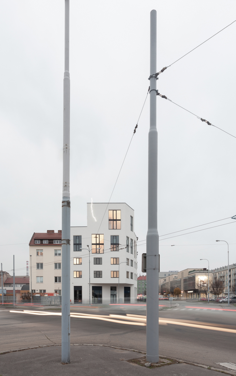 Poslední realizaci studia Chybik+Kristof představuje bytový dům s lofty v Brně. Foto: Alex Shoots Buildings