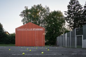Zázemí tenisového klubu dostalo tvar archetypálního domečku. (Zázemí tenisového klubu ve Studenci, ateliér CHRAMA)