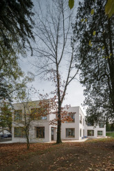 Stromům v parku je přizpůsobený půdorys budovy. (MŠ Podhrad, sporadical)