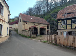 Chátrající areál bývalé kovárny v centru obce Povrly se proměnil v cukrárnu.