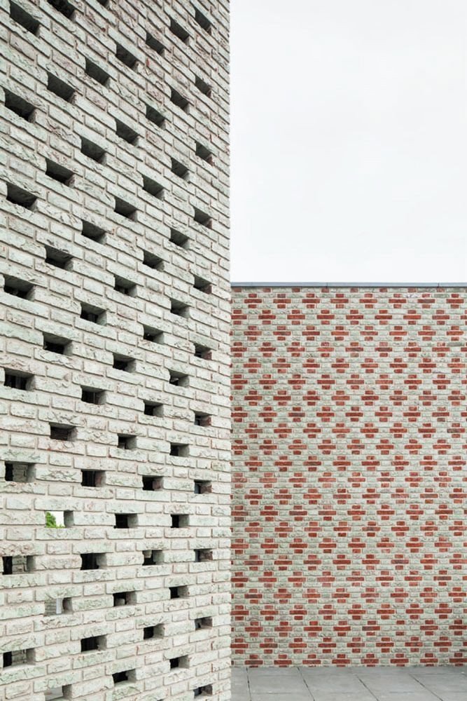 Monadnock, dominanta obce Nieuw-Bergen, detail fasády, foto