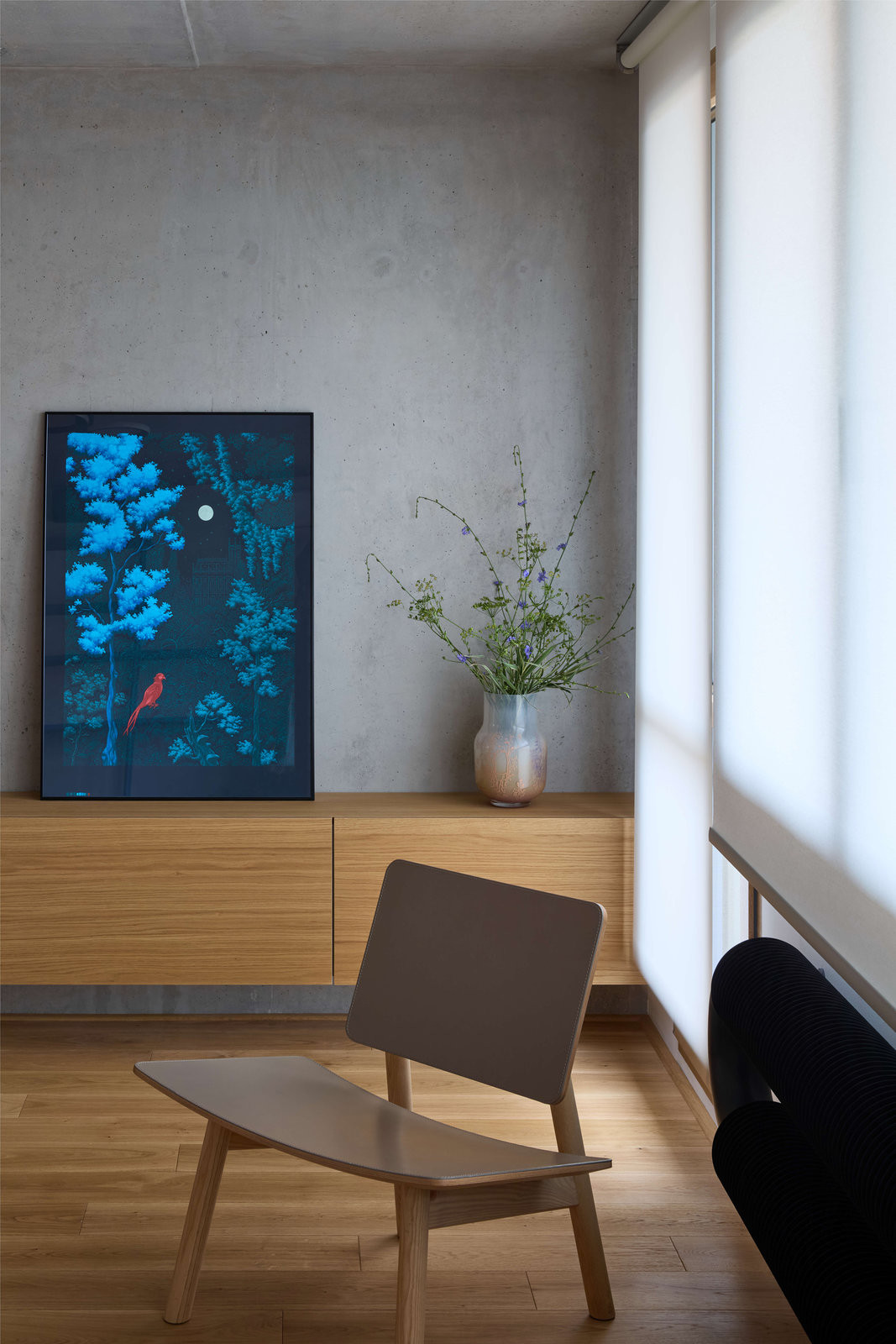 Stín navozují interiérové rolety. (Panelákový byt Nad obzorem; Iva Hájková Studio)