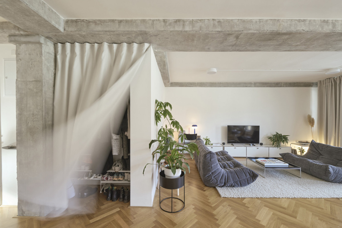 Za tímto závěsem je šatna. (Byt bez příček; RDTH architekti)
