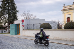 Stavba má železobetonovou konstrukci. (Vstupní objekt do zámeckých sklepů s trafostanicí v Kroměříži od Atelier Štěpán)