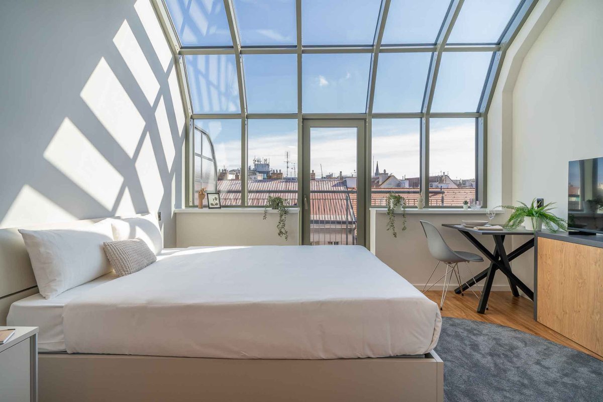 Objekt bývalého sanatoria rovněž zvětšila nadstavba - na fotografii apartmán v ní