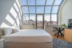 Objekt bývalého sanatoria rovněž zvětšila nadstavba - na fotografii apartmán v ní