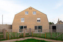 Schaerdeke Lo-Reninge, Architectenbureau Bart Dehaene - Bytové dvojdomy odkazují na podobu západovlámského venkovského domu s mansardovou střechou