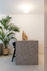 Interiérová designérka Diana Perknovská navrhla byt pro svou sestru, ve kterém se snoubí světlé barvy s přírodními materiály