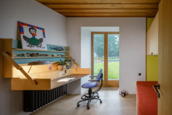 V domě se nachází tři samostatné pokoje a jedna ložnice