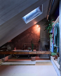 Fólie v ostění oken odráží světlo a podkroví tím dělá jasnější. (Rekonstrukce podkroví, totalbrutal a svobodová blaha)