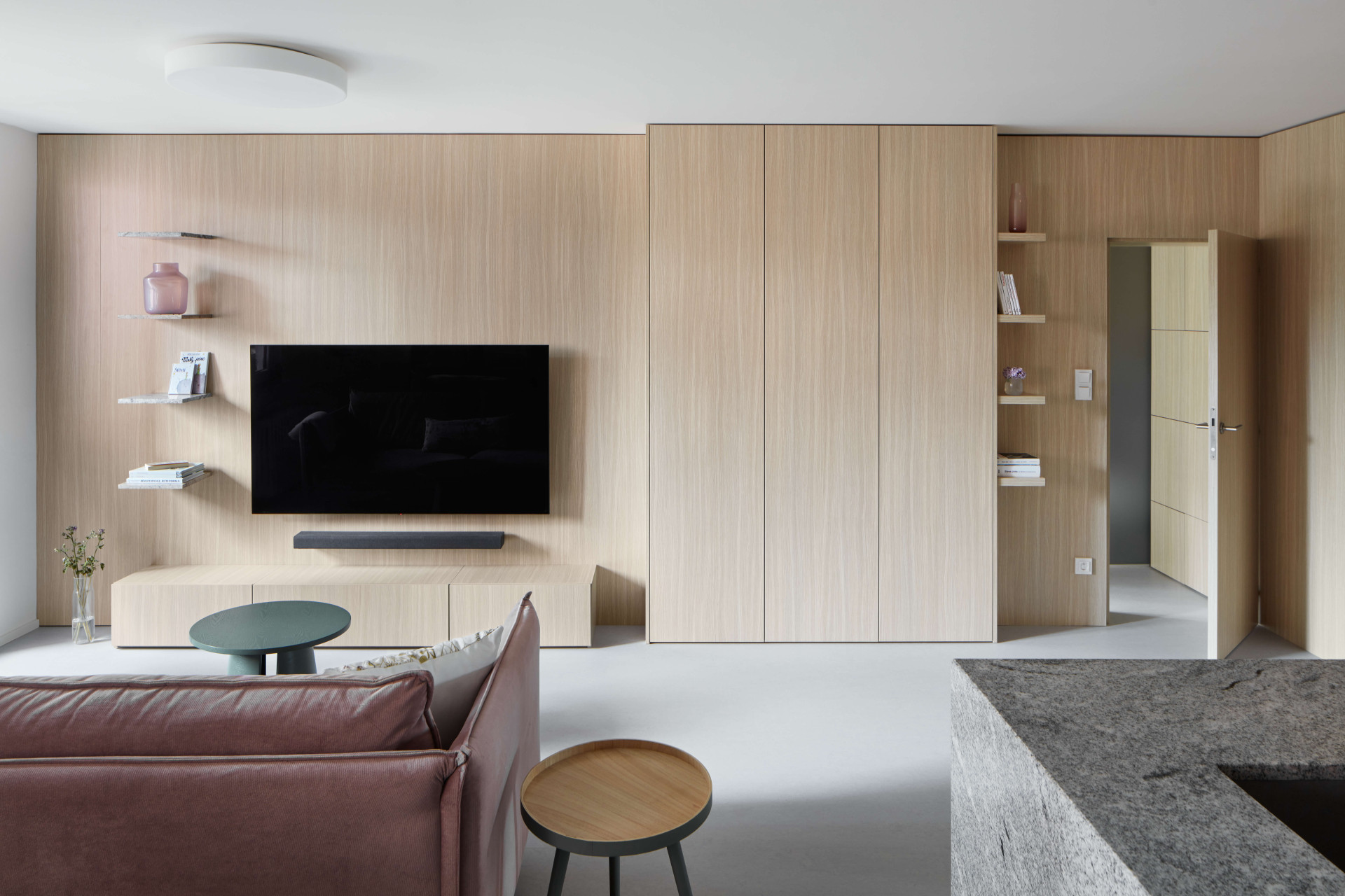 V interiéru bytu se měla odrazit krajina Divoké Šárky, s potokem, lesem, skálami a stepní trávou. (Byt u Divoké Šárky v Praze, Iva Hájková Studio)