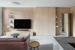 V interiéru bytu se měla odrazit krajina Divoké Šárky, s potokem, lesem, skálami a stepní trávou. (Byt u Divoké Šárky v Praze, Iva Hájková Studio)