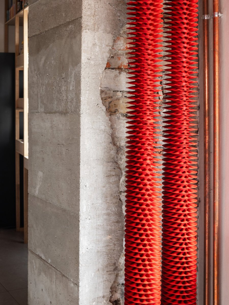 SOA architekti navrhli interiér vietnamské restaurace Pho King v nárožním domě v Popradě.