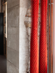 SOA architekti navrhli interiér vietnamské restaurace Pho King v nárožním domě v Popradě.