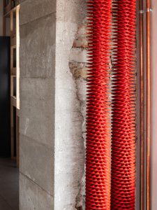 SOA architekti navrhli interiér vietnamské restaurace Pho King v nárožním domě v Popradě.