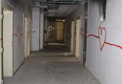 Pohled do interiérů bývalého sanatoria před rekonstrukcí - ústřední chodba