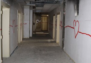 Pohled do interiérů bývalého sanatoria před rekonstrukcí - ústřední chodba