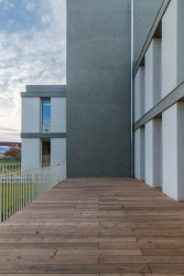 V jedné z kostek funguje dospělé oddělení knihovny, ve druhé dětské.