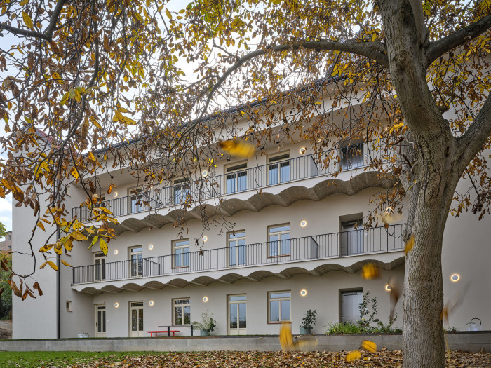 Rekonstrukce pavlačového domu v Praze-Nuslích od ateliéru Plus One Architects 