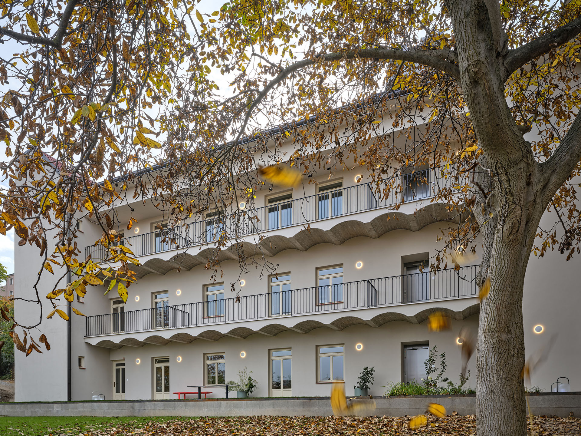 Rekonstrukce pavlačového domu v Praze-Nuslích od ateliéru Plus One Architects 