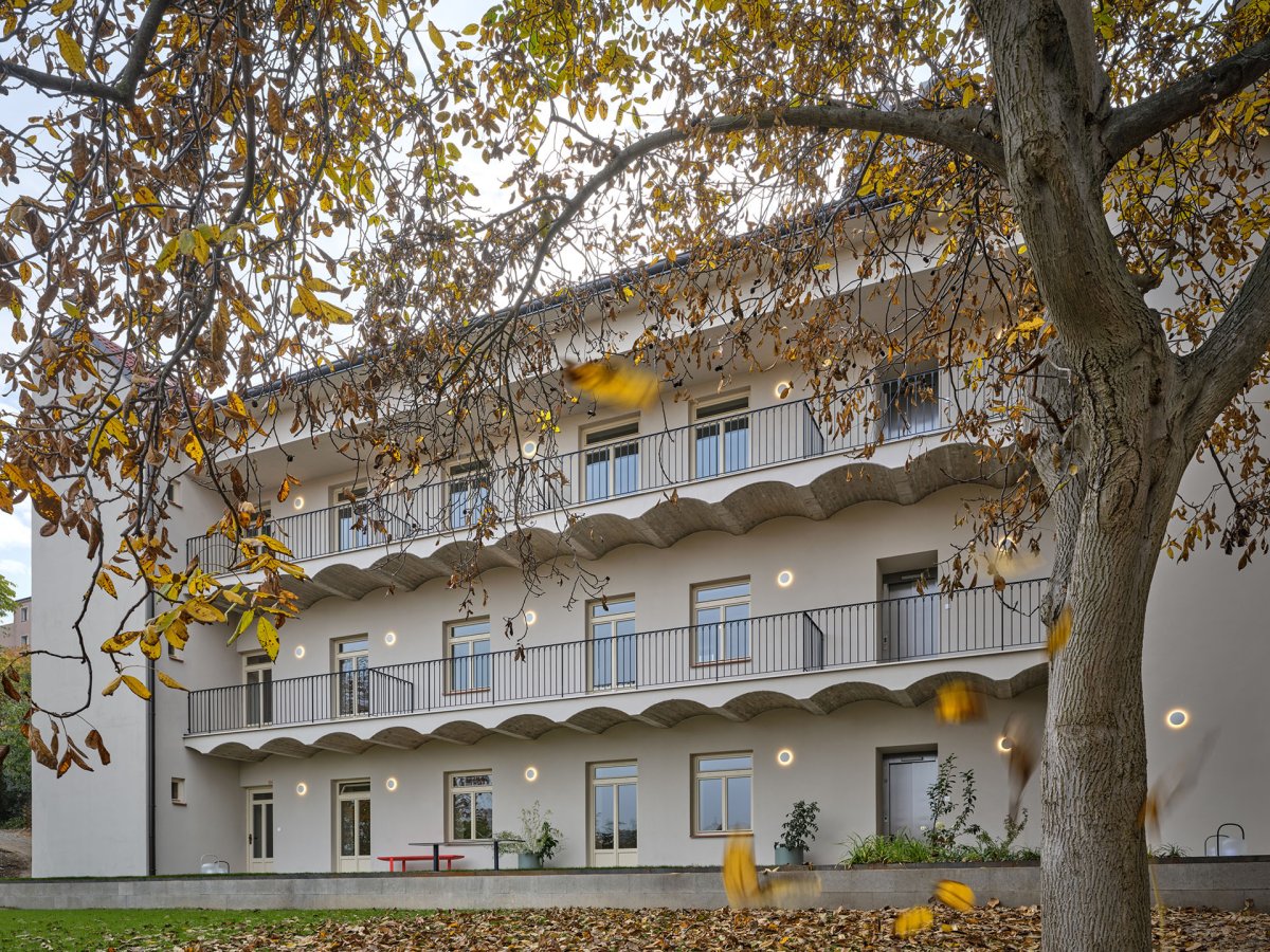 Rekonstrukce pavlačového domu v Praze-Nuslích od ateliéru Plus One Architects 