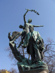 Zajímavé stavby dolní části Vinohradské (Jan Štursa a Pavel Janák, Pomník Svatopluka Čecha) - foto