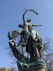 Zajímavé stavby dolní části Vinohradské (Jan Štursa a Pavel Janák, Pomník Svatopluka Čecha) - foto