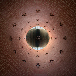 Karel Filsak ml., Zdeněk Rothbauer - Kaple sv. Antonína Paduánského: Denní světlo se dovnitř dostává pouze shora