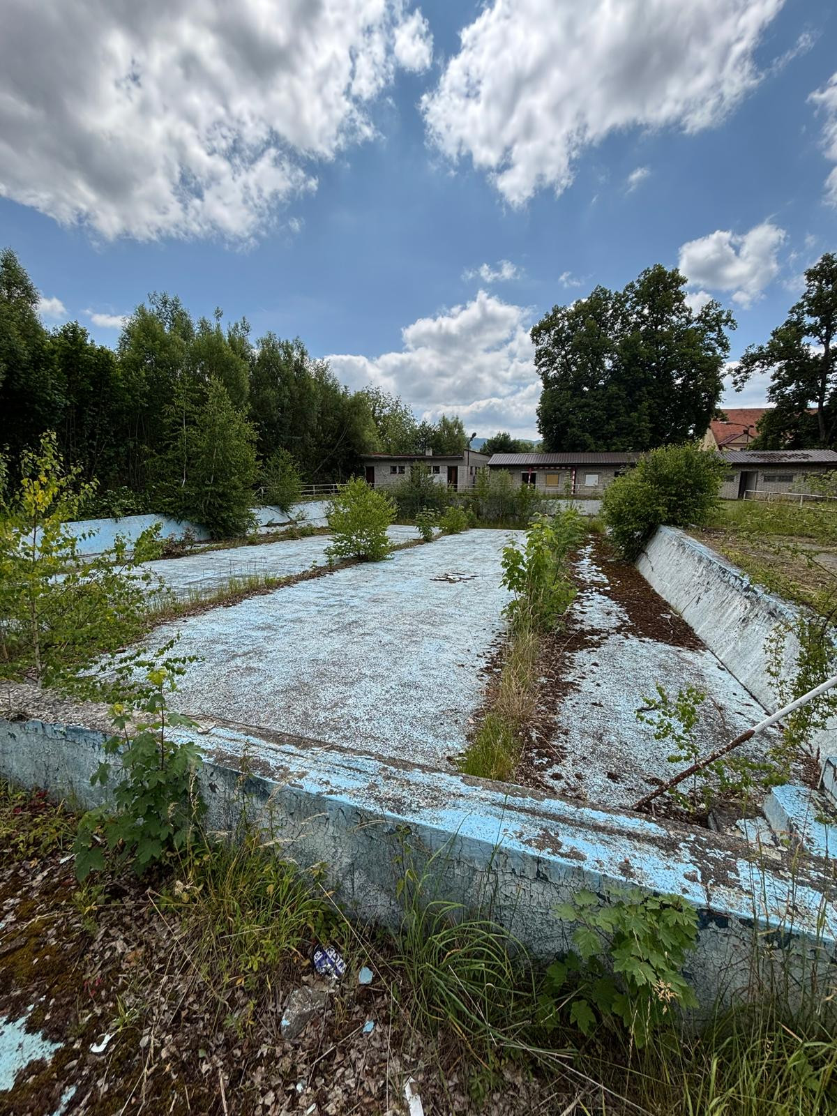 Původní železobetonová bazénová vana před rekonstrukcí vykazovala po více než padesáti letech provozu výrazné známky opotřebení. (Koupaliště ve Vizovicích; Berndorf Bäderbau)